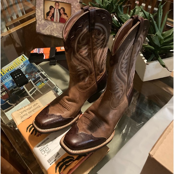 Women’s Ariat square toed boots - Picture 2 of 6